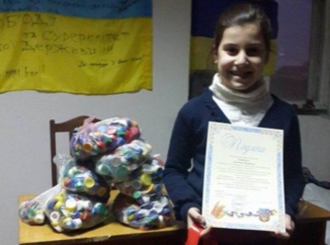 Школярка із Хуста зібрала 1248 кришечок на протези для українських військових