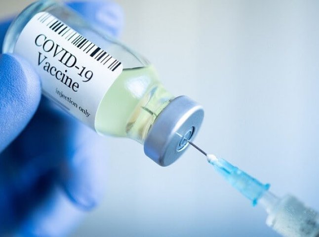 Відомо, кого в Україні позачергово вакцинуватимуть від ковіду