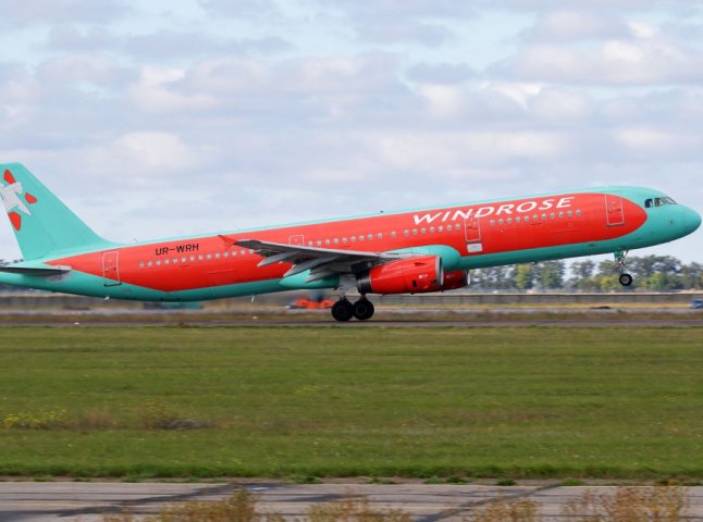 Авіакомпанія Windrose спростувала інформацію про припинення польотів в Ужгород