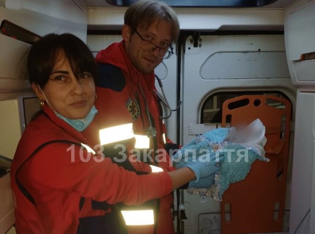 Новонароджена закарпатка з’явилася на світ у кареті швидкої