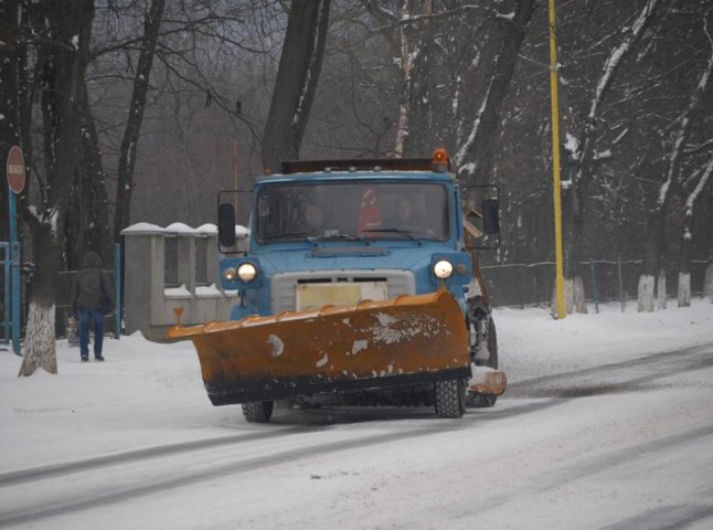 У зв’язку із сильним снігопадом в Ужгороді продовжує працювати спецтехніка