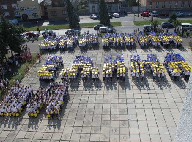 Мукачівські школярі присвятили патріотичний флешмоб єдиній Україні (ФОТОРЕПОРТАЖ)