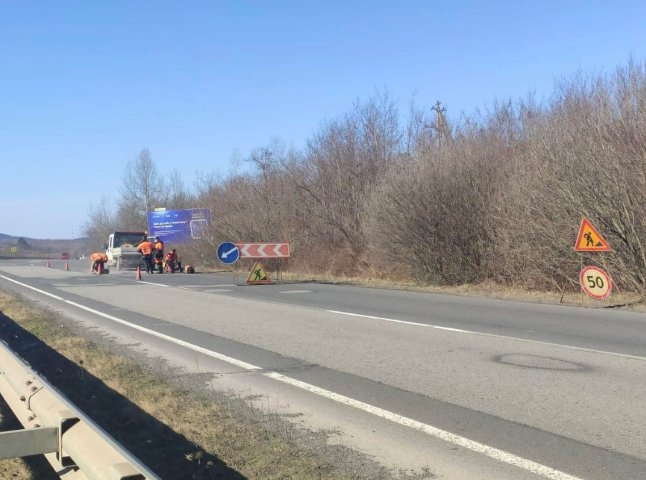 Ямковий ремонт доріг на Закарпатті: озвучили обсяг робіт на березень
