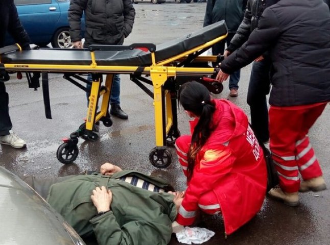 Поблизу готелю "Закарпаття" в Ужгороді збили чоловіка