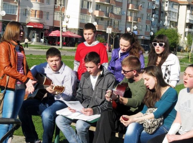 У Мукачеві у мікрорайоні Росвигово молодь влаштувала імпровізований концерт (ВІДЕО)