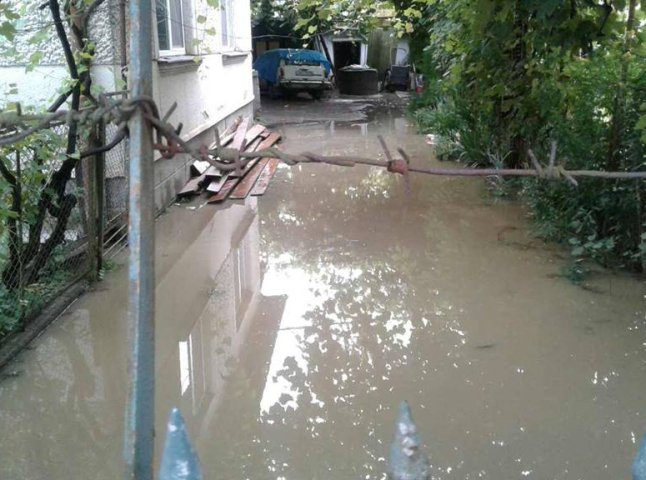 В Ужгороді та Берегівському районі через сильні зливи підтоплено майже десяток дворогосподарств