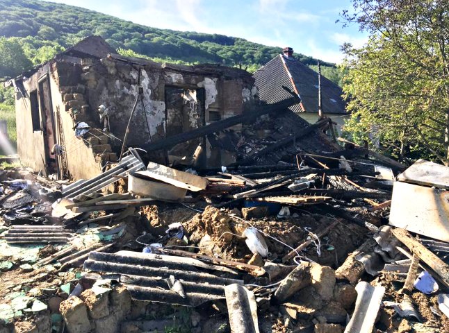 Пролунав вибух, після чого загорівся будинок: рятувальники розповіли про пожежу на Перечинщині