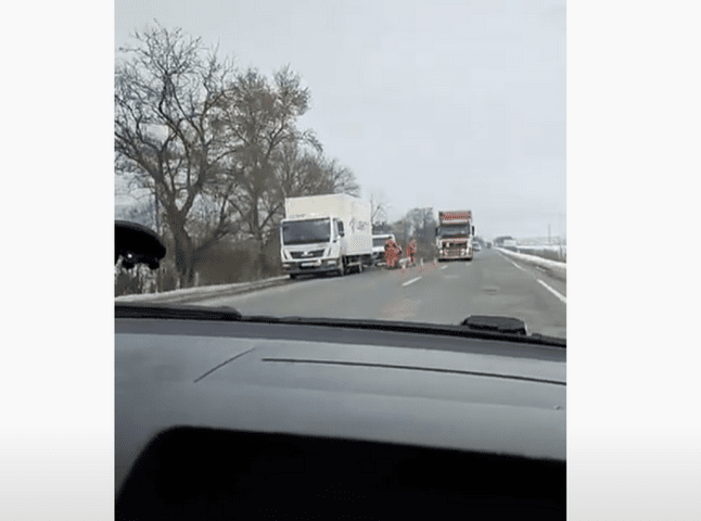 Поблизу Мукачева ремонтують дорогу. Рух частково ускладнено