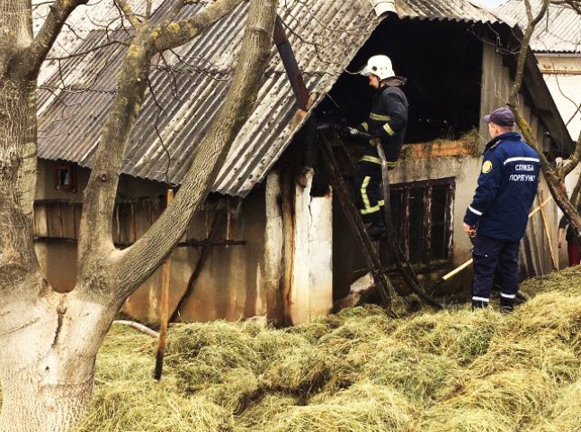 Вогнеборці 5-ї державної пожежно-рятувальної частини Іршави гасили надвірну споруду