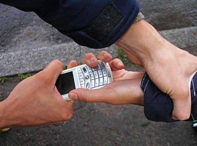 Поліцейські Мукачева розкрили дві крадіжки мобільних телефонів