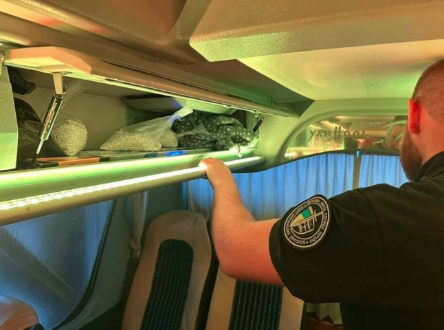 Через Закарпаття чоловік намагався незаконно провезти більш як 20 кілограмів срібла
