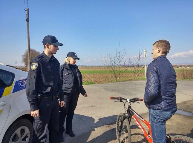На Закарпатті патрульні поліцейські взялись за велосипедистів