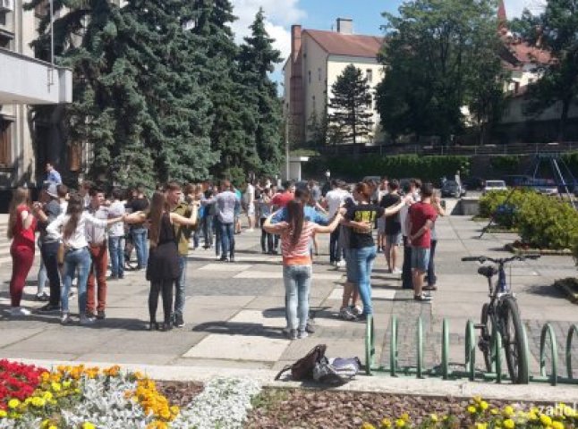 З півсотні ужгородських одинадцятикласників в Ужгороді вчаться танцювати вальс