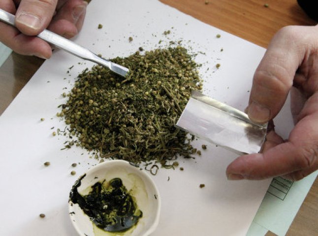 Мукачівські патрульні знайшли у водія іномарки марихуану
