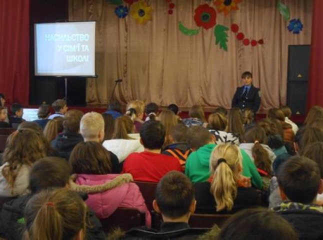 Мукачівські правоохоронці провели лекції у кількох навчальних закладах міста