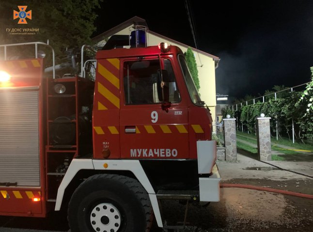 Бійці кількох пожежних бригад гасили вогонь у селі на Мукачівщині