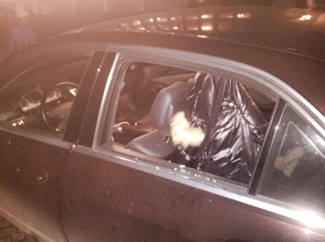 Першому заступнику міського голови Ужгорода розбили скло на автомобілі (ФОТО)