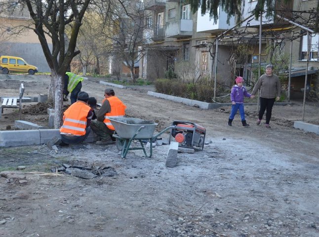 У трьох вулицях Мукачева розпочали ремонтувати внутрішньоквартальні проїзди