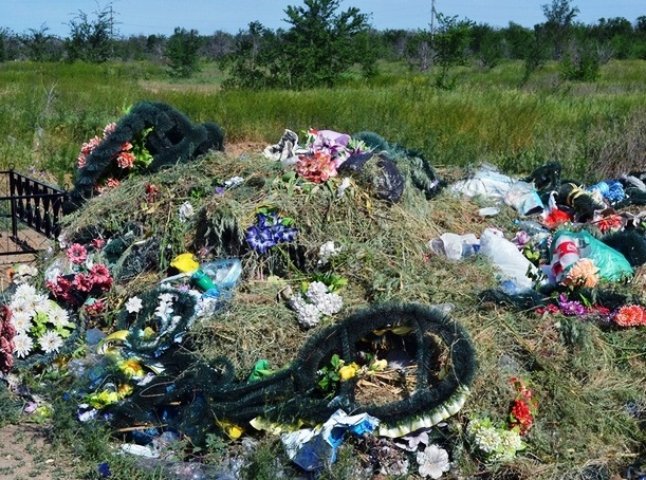 Ужгородські комунальники скаржаться на захаращення кладовищ сміттям