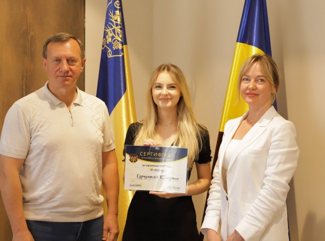 Випускниця з Ужгорода отримала сертифікат на суму 25 000 гривень