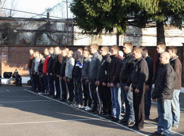 Юнаки Мукачева і району відправились на службу в Збройні сили України (ФОТО)
