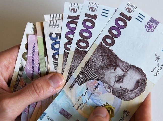 Виплачують 7 тисяч гривень щомісяця: як українцям оформити допомогу