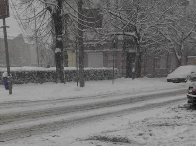 Рух на головних вулицях Мукачева ускладнився через сильні снігопади
