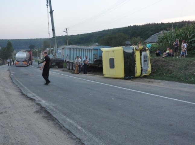 На Тернопільщині перекинулася вантажівка із Закарпаття: постраждав водій