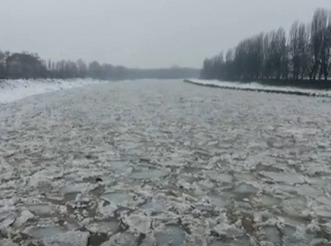 Наслідки "снігового паводку": в інтернет-мережі оприлюднили вражаюче відео льодоходу на річці Уж