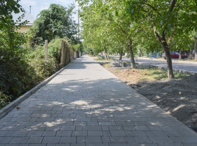 В Ужгороді оновлюють тротуари на одній із вулиць