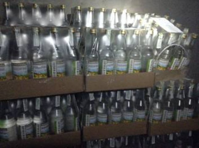 На Мукачівщині та Свалявщині правоохоронці вилучили 530 ящиків контрафактного алкоголю