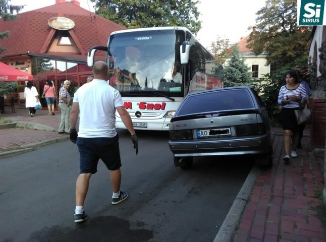 У Мукачеві чоловіки пересунули авто, яке заважало проїхати туристичному автобусу