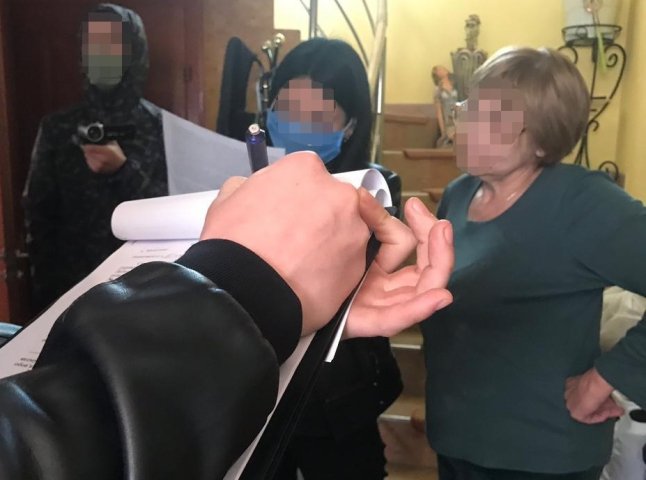 Шокуюче викриття у Мукачеві: жінка продавала наркотики школярам