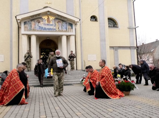 У Мукачеві провели в останню дорогу полеглого Героя