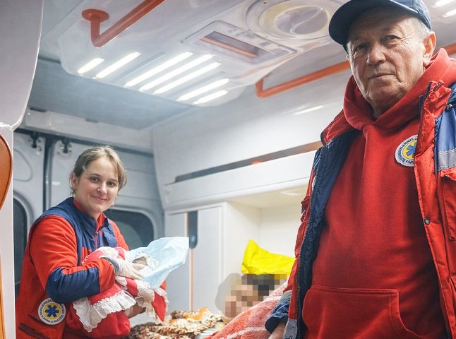 Жінка вночі вже чекала на пагорбі: як медики допомогли закарпатці