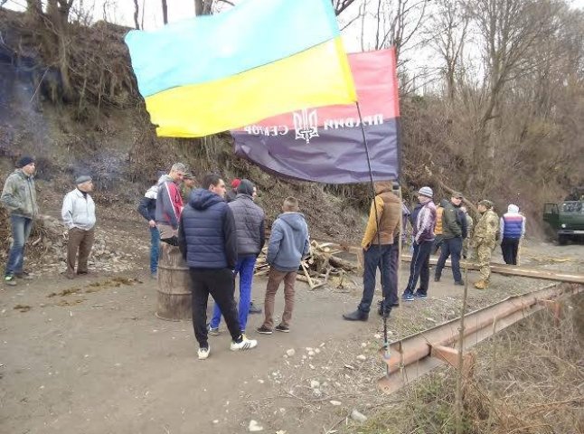 В одному із сіл Рахівщини селяни перекрили дорогу. Лісівники просять правоохоронців "розібратись"