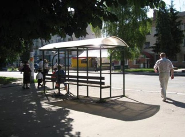 Вандали понівечили нещодавно встановлену автобусну зупинку на вулиці Миру (ВІДЕО)
