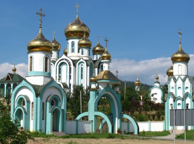 Біля Красногорського чоловічого монастиря у Мукачеві сталась ДТП: відео з місця аварії