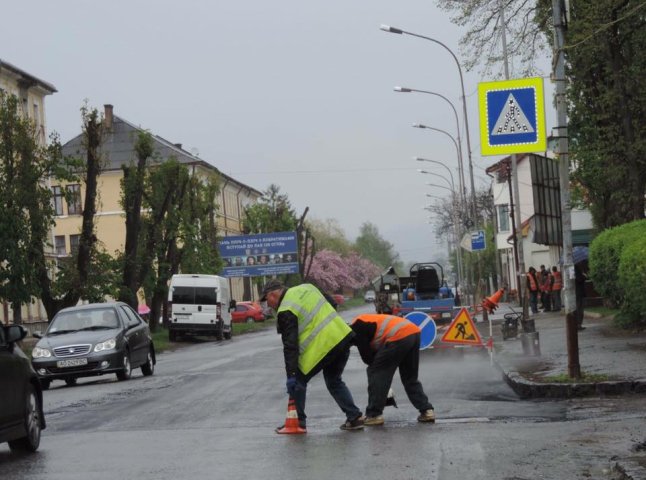 Люди вже сміються: в Ужгороді із початком дощу почали асфальтувати дорогу