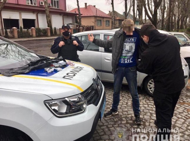 На одній із вулиць Мукачева поліцейські зупинили чоловіка, який підозріло себе поводив
