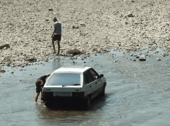 Річка – для миття авто? Люди обурюються діями водіїв, які перетворюють водойму у помийну яму