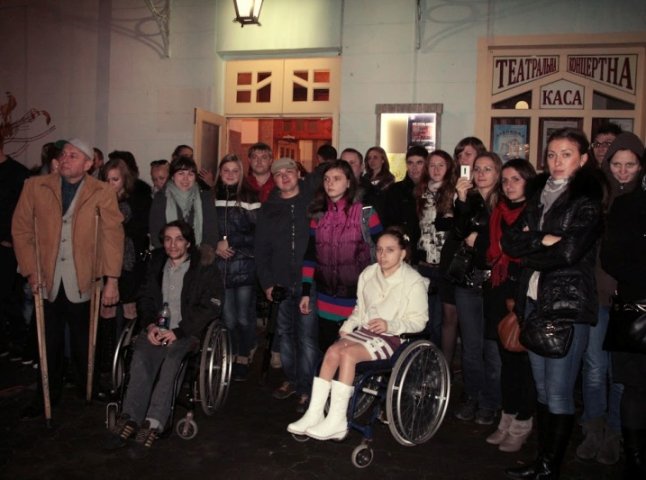 В Ужгороді у Ляльковому театрі відбувся благодійний концерт "Такі рівні, такі різні" (ВІДЕО)