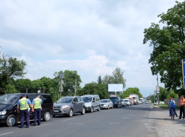 Зранку на Берегівщині через мобілізацію жінки перекрили дорогу, яка веде до популярних курортів