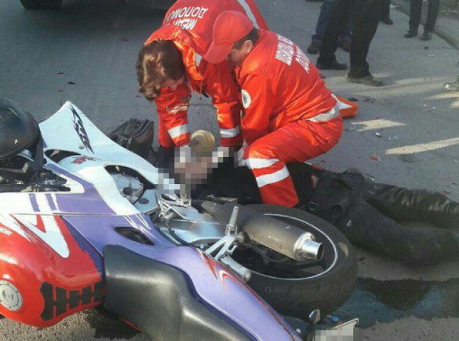 Правоохоронці оприлюднили фото з місця ДТП в Ужгороді, у якій загинув мотоцикліст