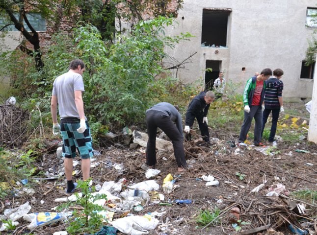 Волонтери та пересічні ужгородці розчищали територію майбутнього спортивно-реабілітаційного центру для інвалідів