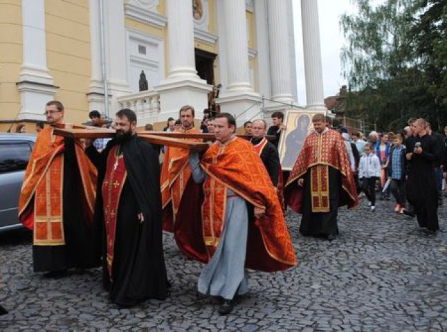 Греко-католики пронесли вулицями Ужгорода хрест та ікону Світового Дня молоді