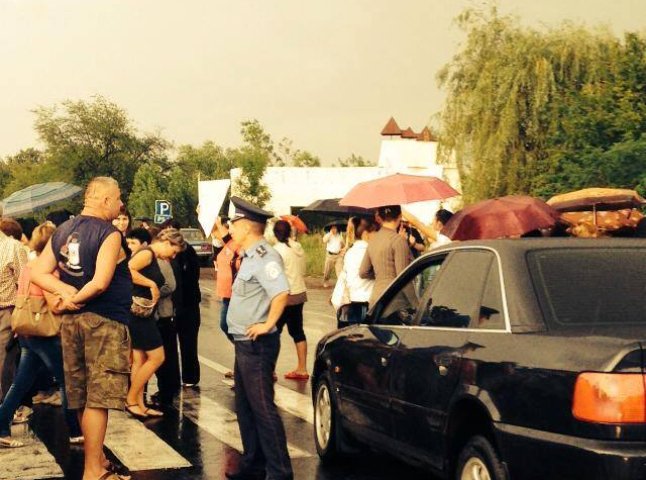 Вчора у селі Гать, зі сторони Мукачева, жінки перекрили дорогу (ФОТО, ВІДЕО)
