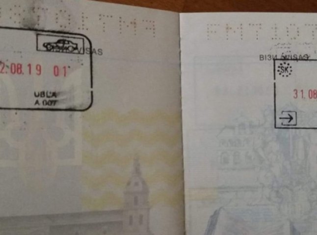 Дівчина розповіла про курйоз із "32 серпня" у закордонному паспорті