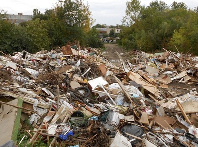 Жителі Тячева перетворили дамбу очисної споруди на сміттєзвалище
