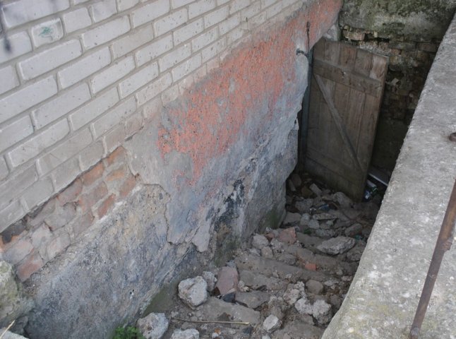 Чоловіка, якого розшукували рідні, знайшли мертвим в підвалі колишнього пологового будинку Ужгорода